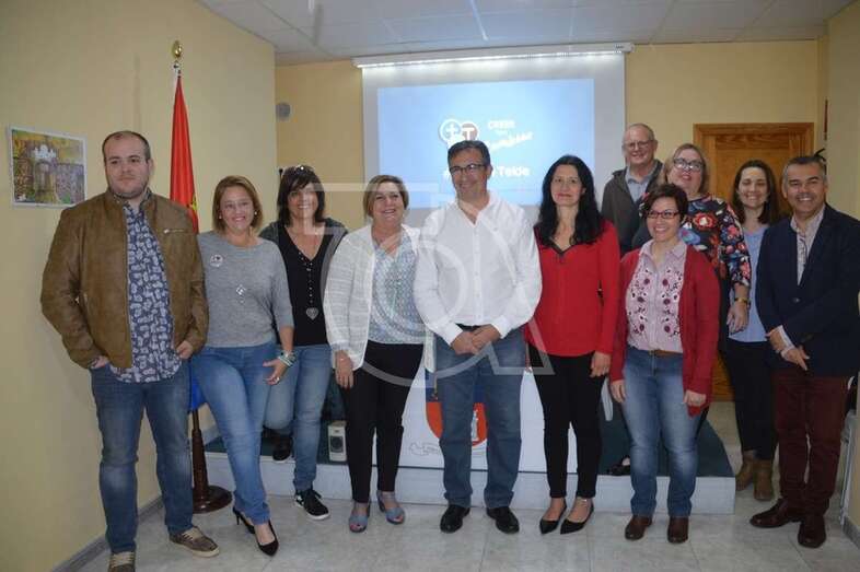 Artiles con miembros de la ejecutiva de Más por Telde, en una imagen reciente (Foto TA)